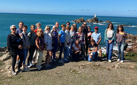 Photo du groupe ayant participé à la journée immersion à JERSEY le samedi 2 septembre 2023 organisée par Instants Bilingues